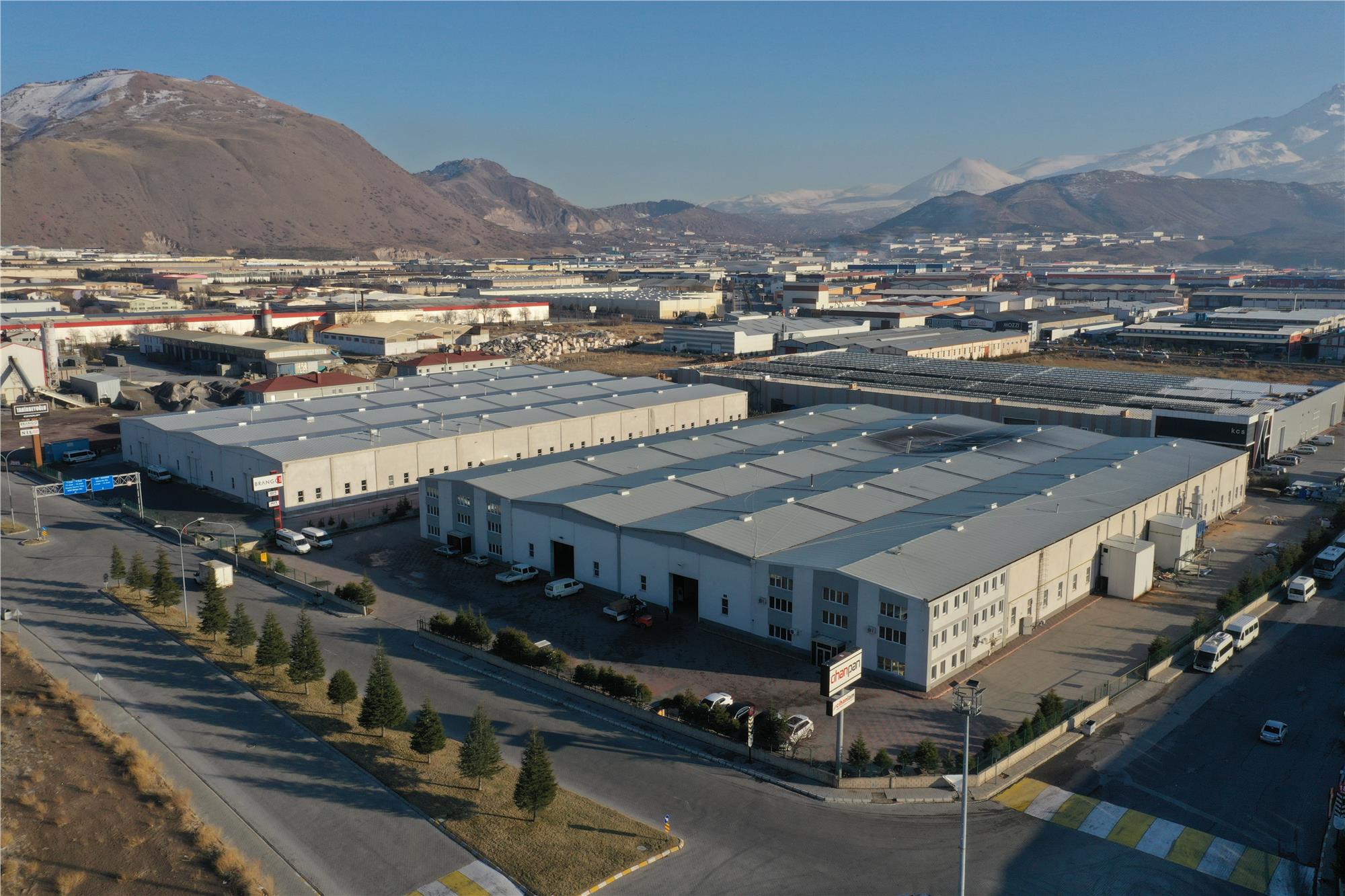 بفضل عمليات الإنتاج التكنولوجية لدينا، نقدم حلولًا فعّالة وعالية الجودة واقتصادية.